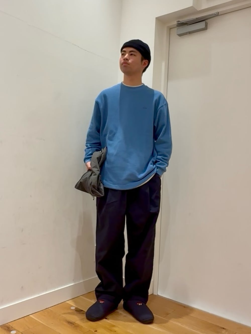 グレー系のナイロンジャケット、ブルー系のTシャツ/カットソー、ブルー系のその他パンツを着用したメンズの冬コーディネートの3枚目の写真