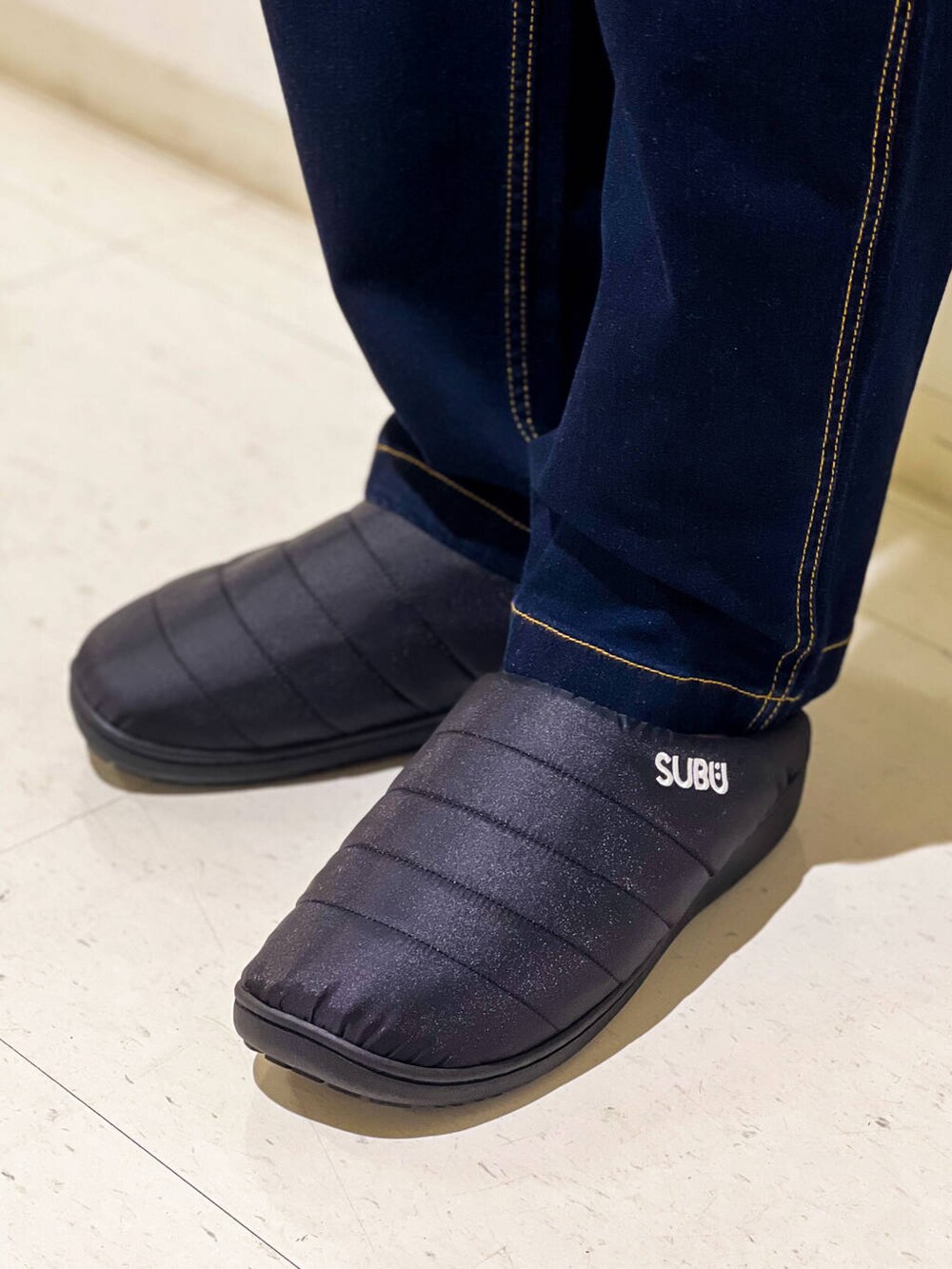 ブルー系のデニムパンツ、ブラック系のブルゾン、ブルー系のスウェットを着用したメンズの秋コーディネートの5枚目の写真