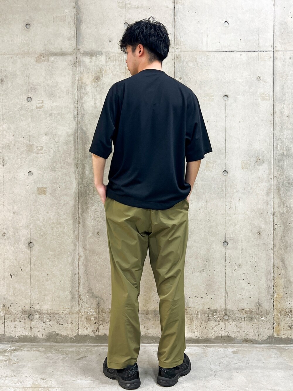 ブラック系のTシャツ/カットソー、グリーン系のその他パンツを着用したメンズの夏コーディネートの2枚目の写真