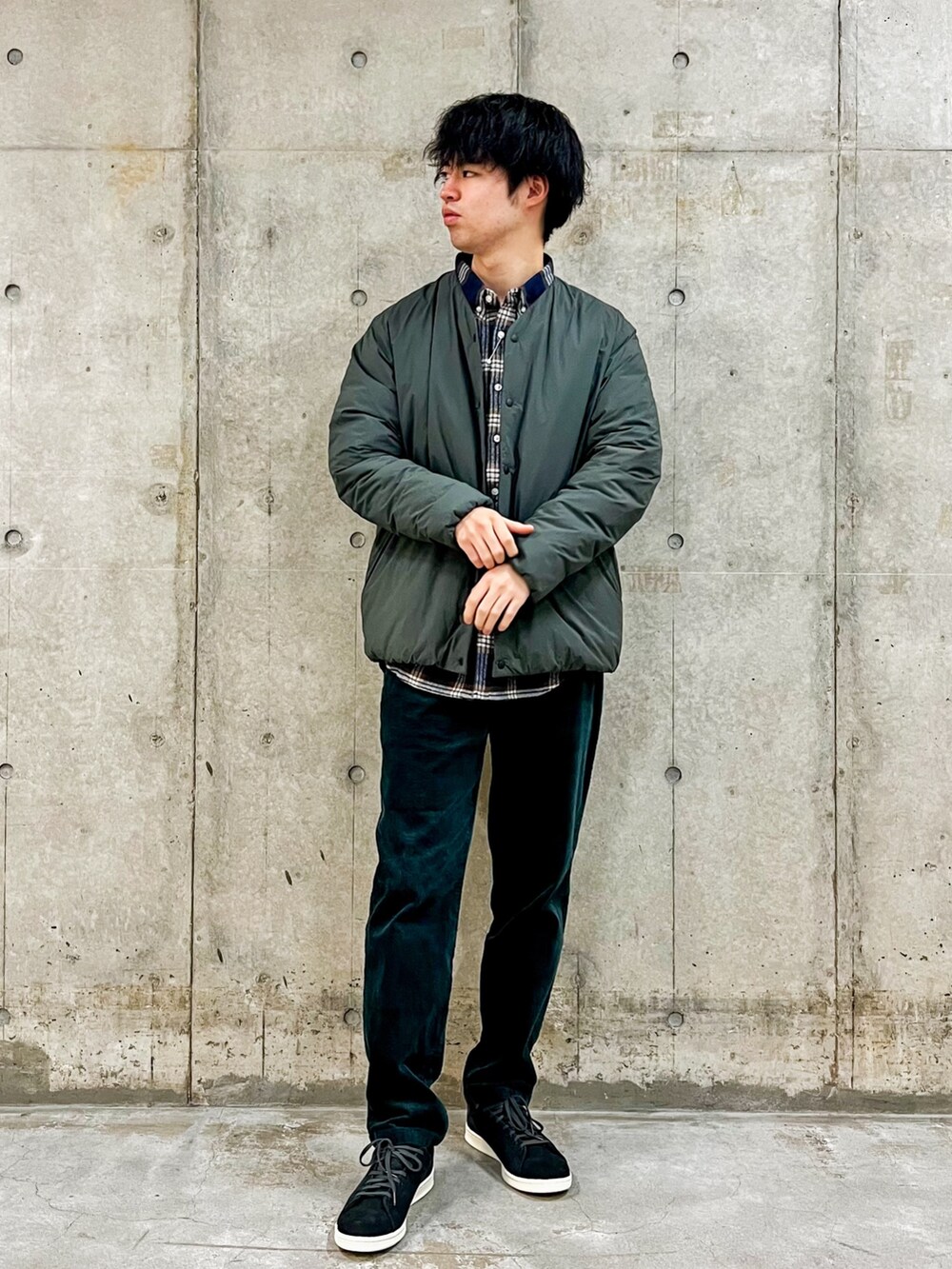 グレー系のダウンジャケット/コート、グレー系のパーカー、ブラック系のその他パンツを着用したメンズの冬コーディネートの2枚目の写真