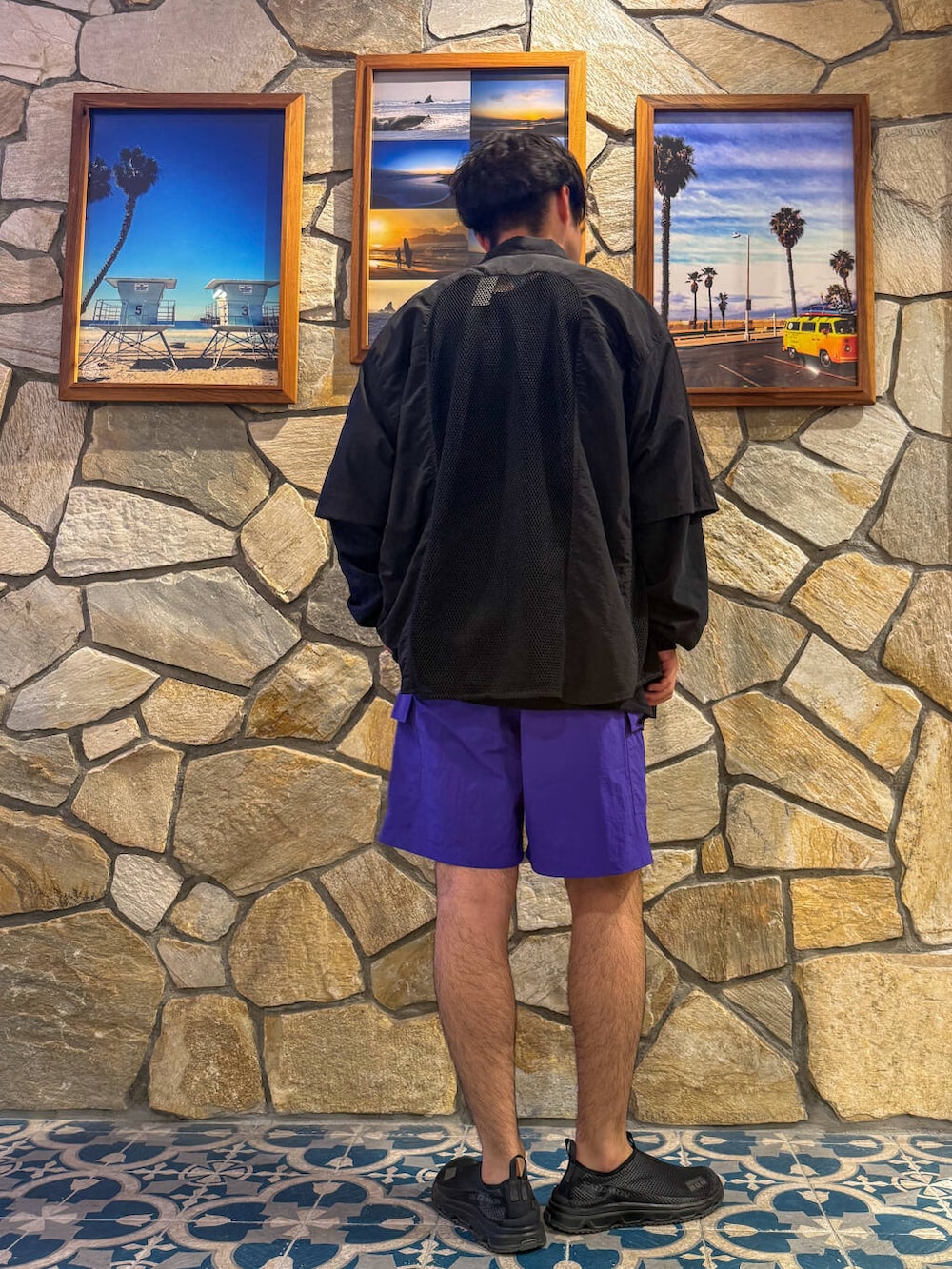 ブラック系のスニーカー、ブラック系のシャツ/ブラウス、パープル系のその他パンツを着用したメンズの夏コーディネートの3枚目の写真