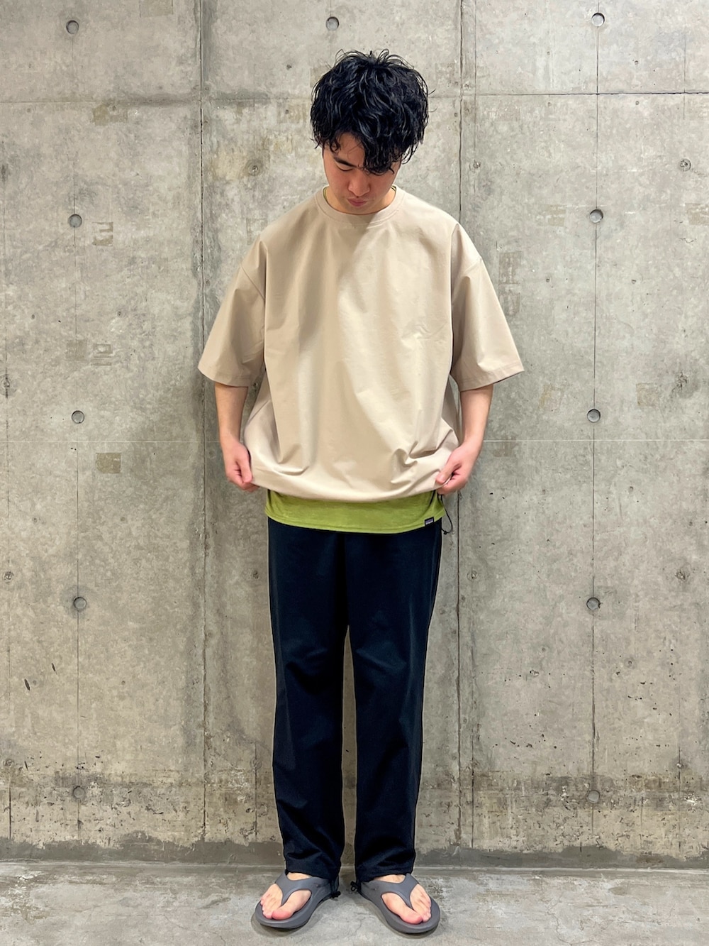 グレー系のTシャツ/カットソー、グレー系のサンダル、ブラック系のその他パンツを着用したメンズの春コーディネートの2枚目の写真