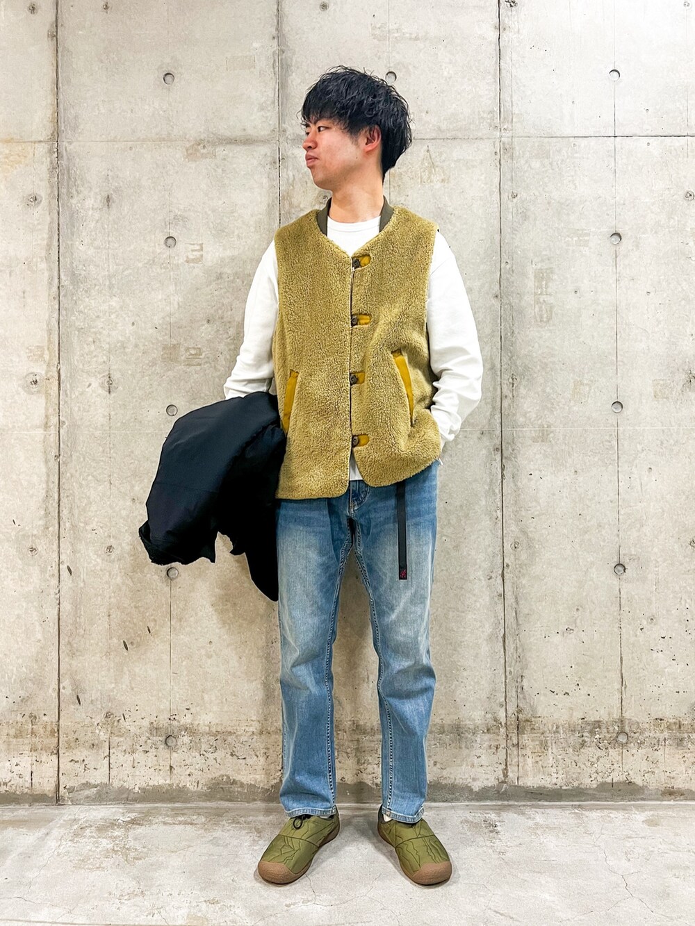ブラック系のブルゾン、ブルー系のその他アウター、ホワイト系のTシャツ/カットソーを着用したメンズの冬コーディネートの2枚目の写真