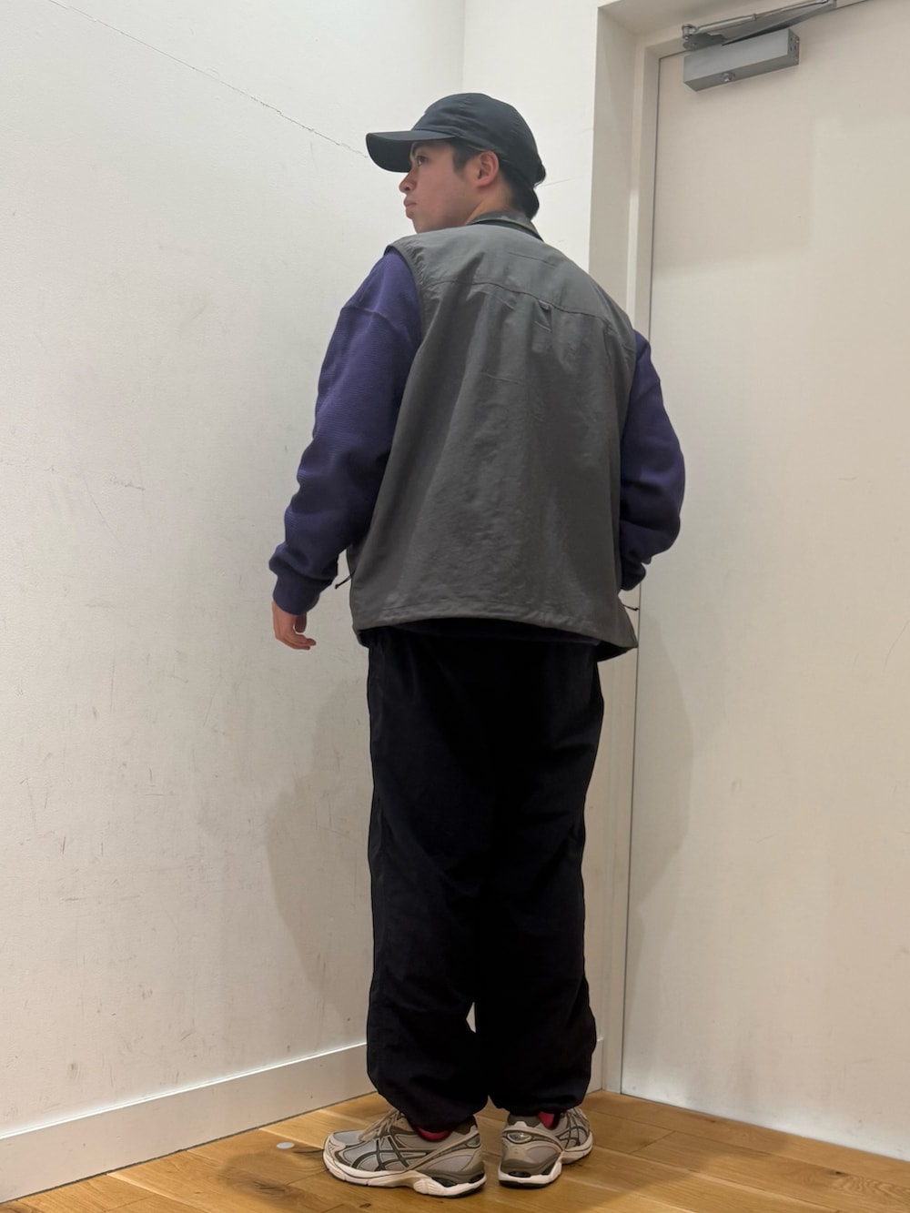 グレー系のナイロンジャケット、パープル系のTシャツ/カットソー、ブルー系のその他パンツを着用したメンズの冬コーディネートの2枚目の写真