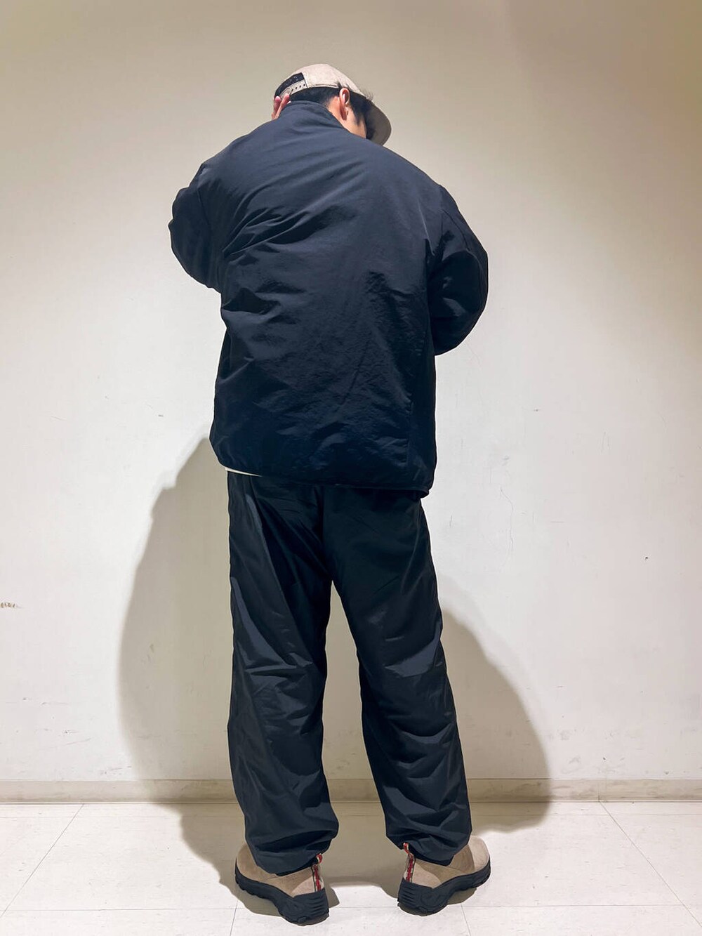 ブラック系のその他パンツ、ブラック系のその他アウター、ホワイト系のスウェットを着用したメンズの秋コーディネートの4枚目の写真