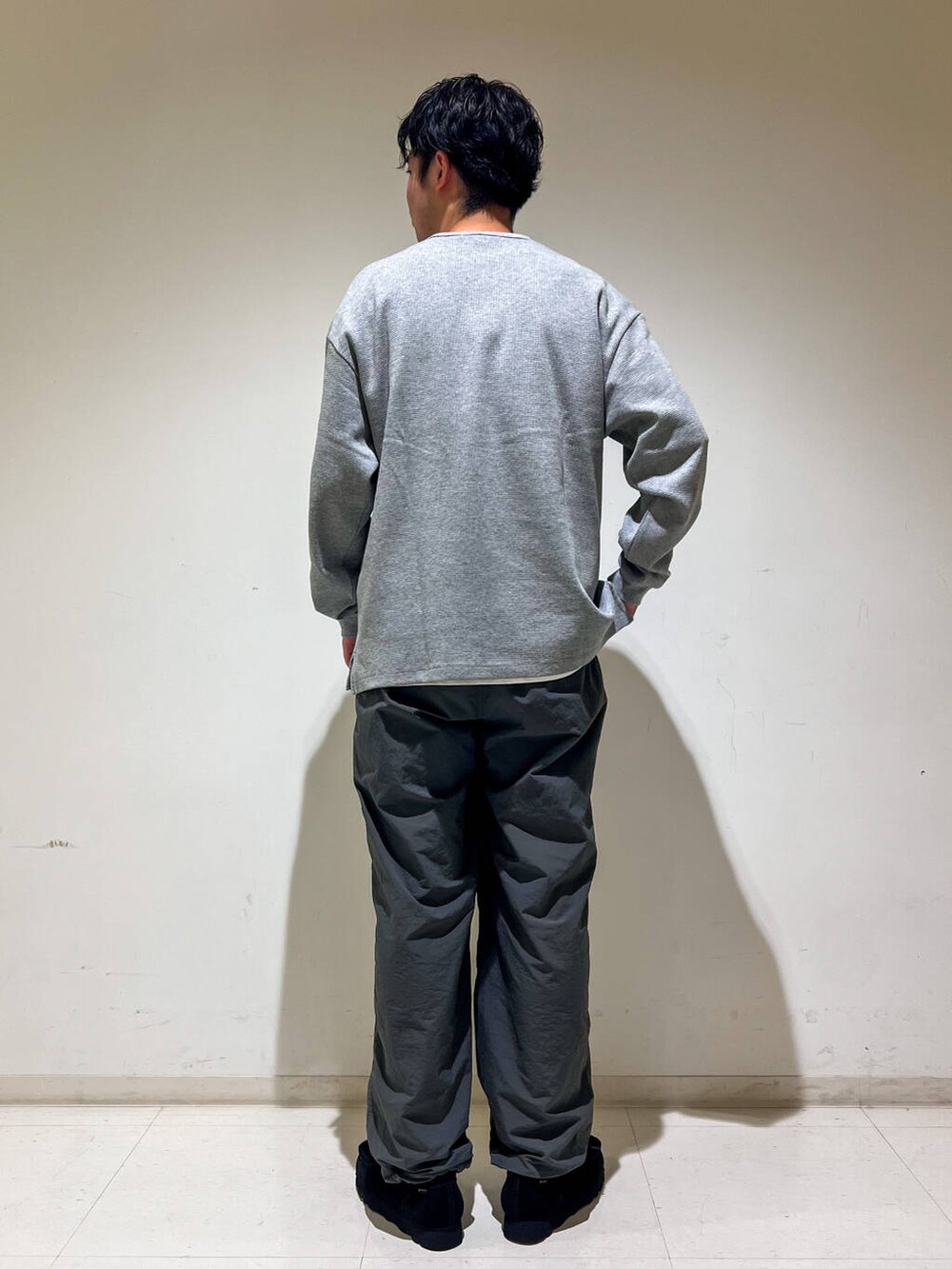 ブラック系のブーツ、グレー系のその他パンツ、グレー系のTシャツ/カットソーを着用したメンズの秋コーディネートの4枚目の写真