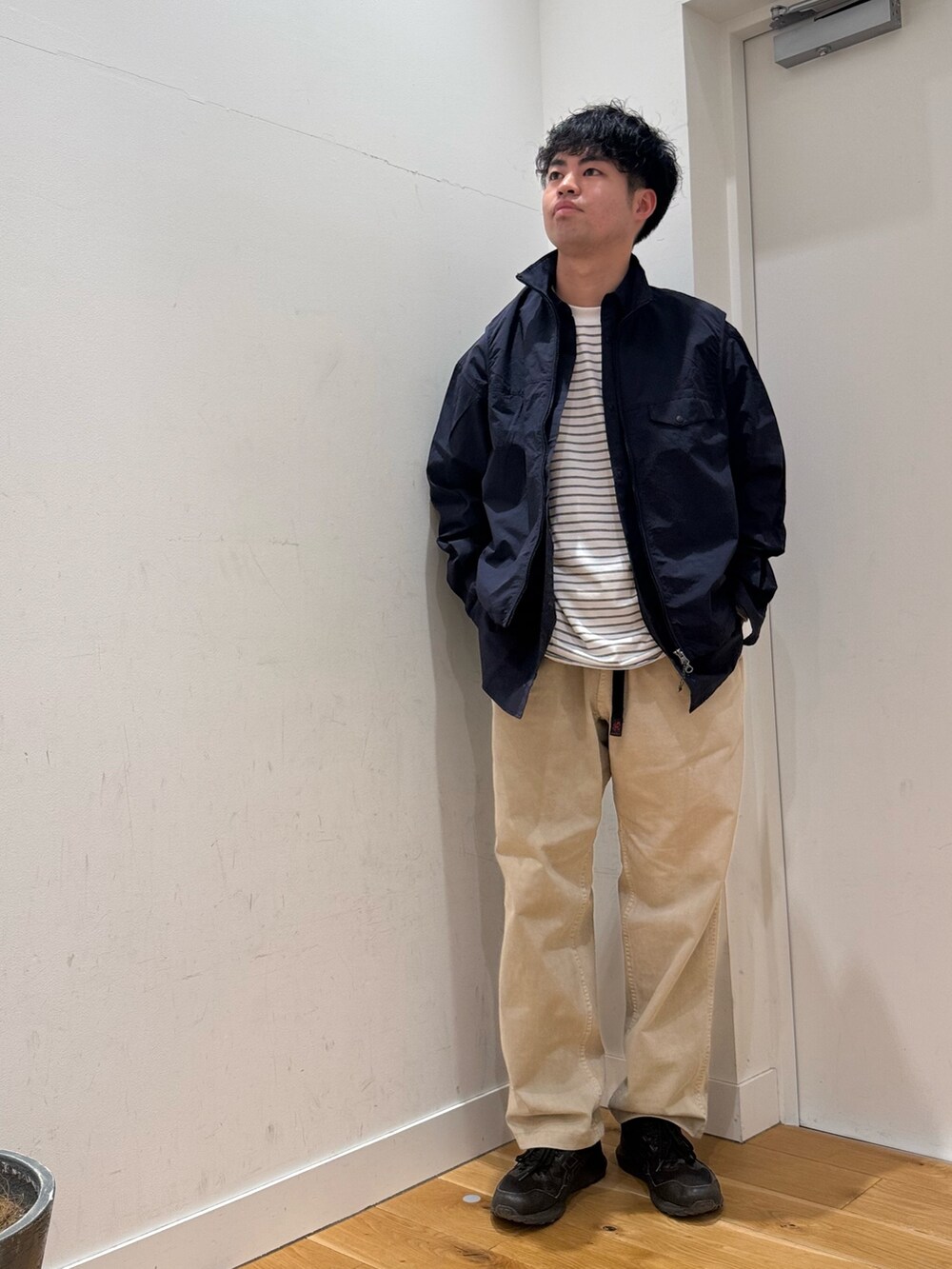 ブルー系のシャツ/ブラウス、ブルー系のベストを着用したメンズの冬コーディネートの2枚目の写真