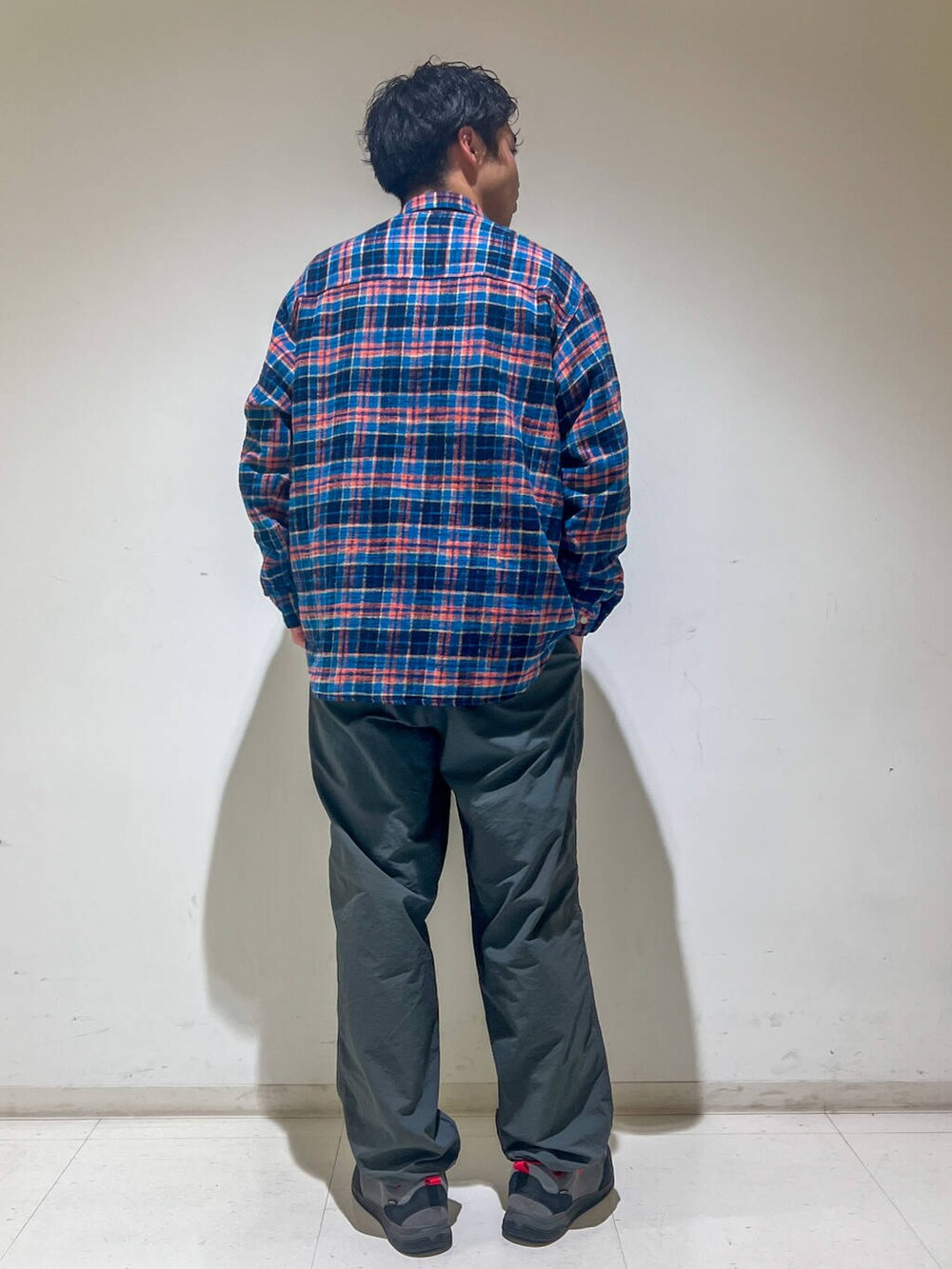 グレー系のその他パンツ、ブルー系のシャツ/ブラウス、ブラック系のスウェットを着用したメンズの秋コーディネートの3枚目の写真