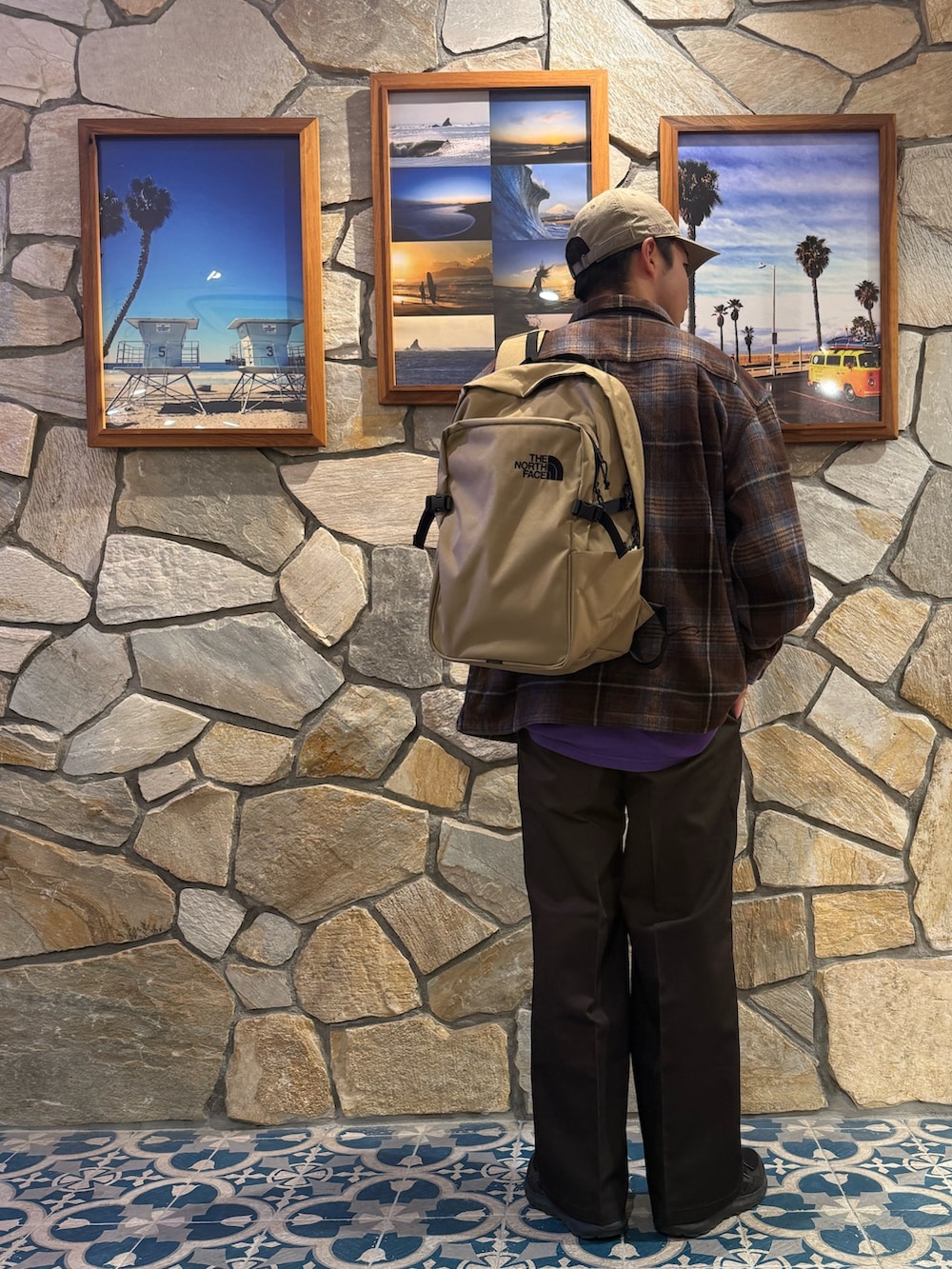 ブラウン系のその他パンツ、グリーン系のバックパック/リュック、ブラウン系のシャツ/ブラウスを着用したメンズの秋コーディネートの2枚目の写真