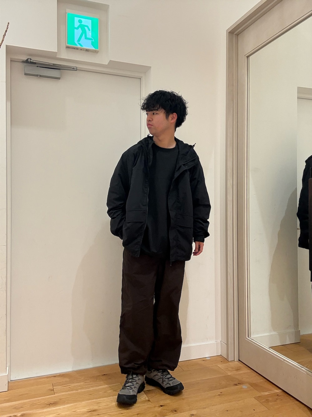 ブラック系のTシャツ/カットソー、ブラウン系のその他パンツを着用したメンズの秋コーディネートの2枚目の写真