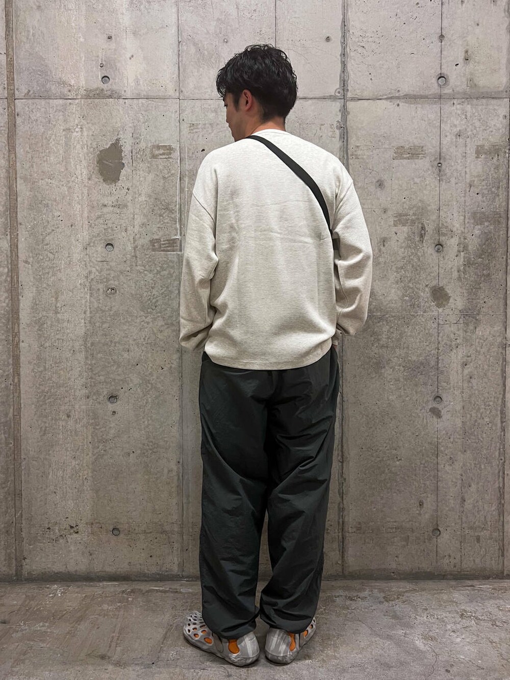 ホワイト系のサンダル、グレー系のその他パンツ、ベージュ系のTシャツ/カットソーを着用したメンズの秋コーディネートの3枚目の写真