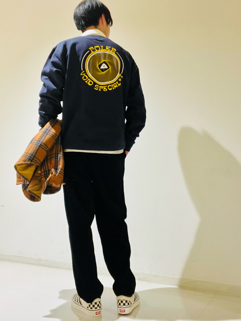 ブルー系のスウェット、ベージュ系のTシャツ/カットソー、ブラック系のその他パンツを着用したメンズの冬コーディネートの3枚目の写真