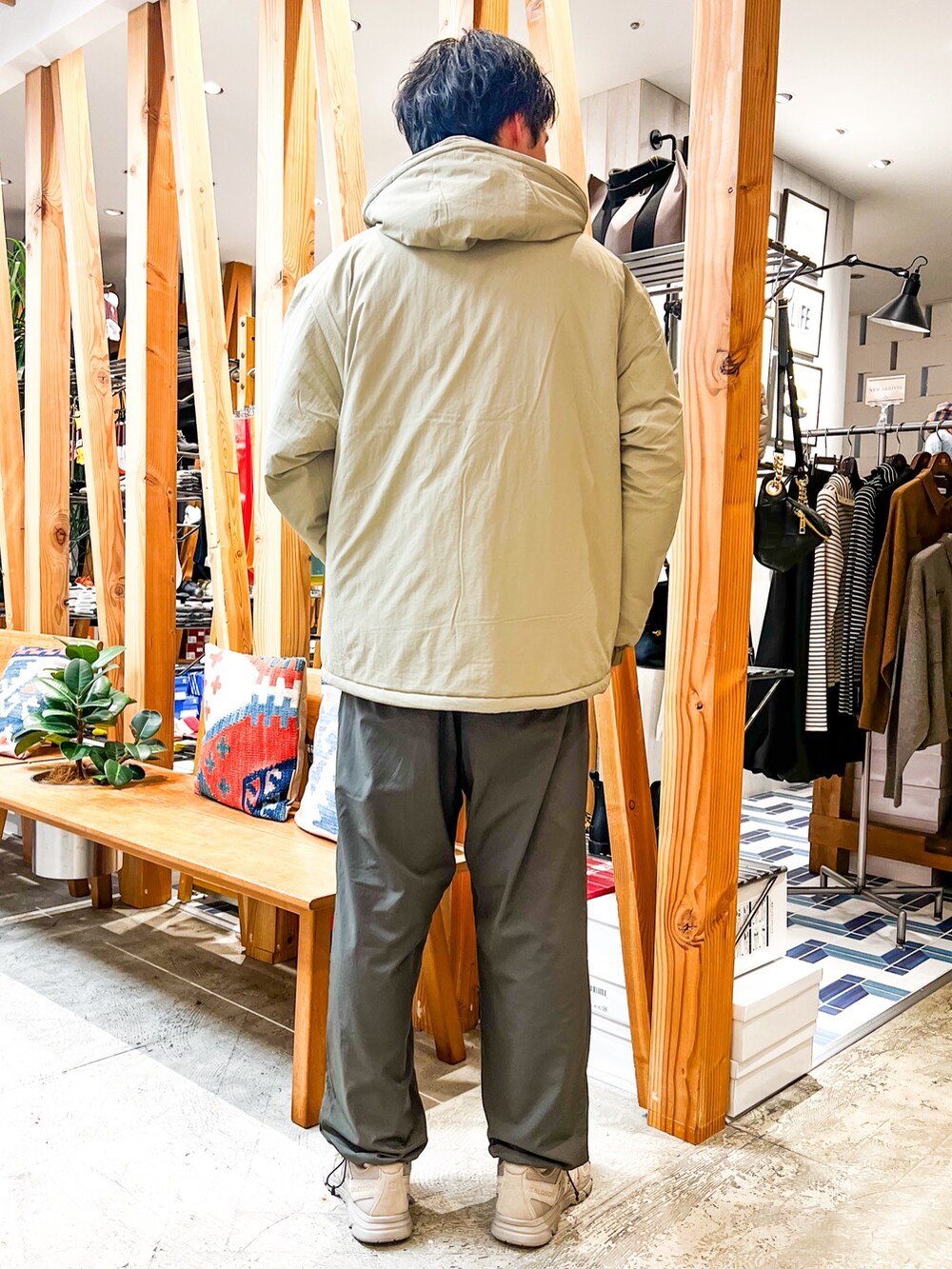 グリーン系のブルゾン、ブラック系のその他パンツを着用したメンズの冬コーディネートの2枚目の写真