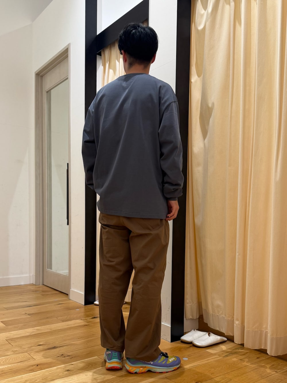 ブルー系のTシャツ/カットソー、ブラウン系のその他パンツを着用したメンズの春コーディネートの2枚目の写真