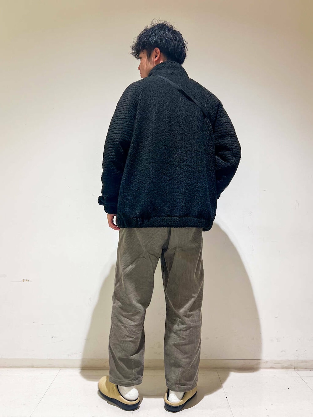 ブラウン系のその他パンツ、グレー系のスウェット、ブラック系のブルゾンを着用したメンズの秋コーディネートの2枚目の写真