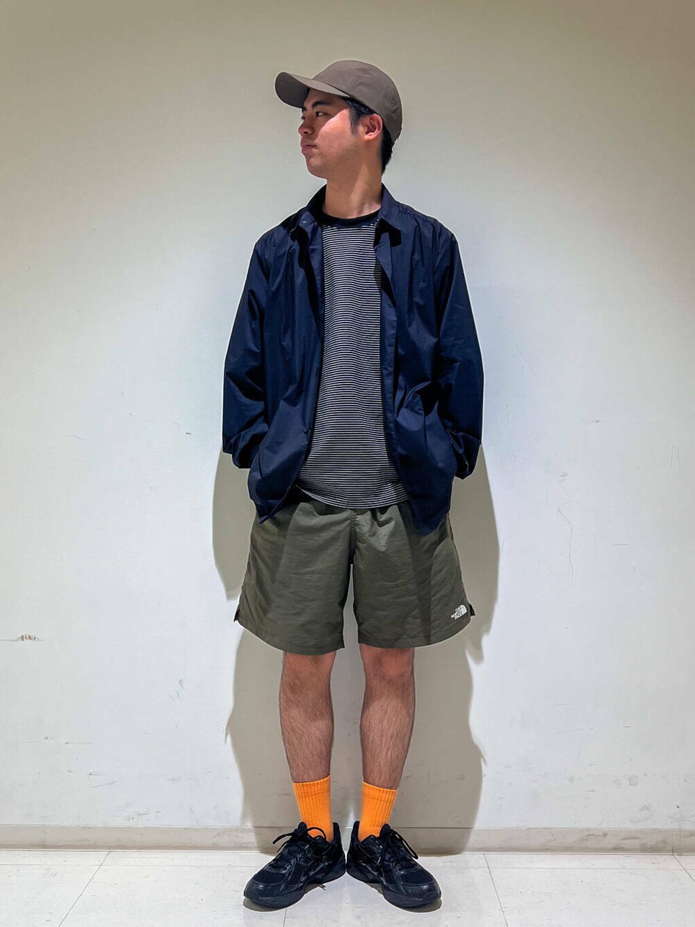 ブラック系のTシャツ/カットソー、グリーン系のその他パンツ、ブラック系のシャツ/ブラウスを着用したメンズの秋コーディネートの2枚目の写真