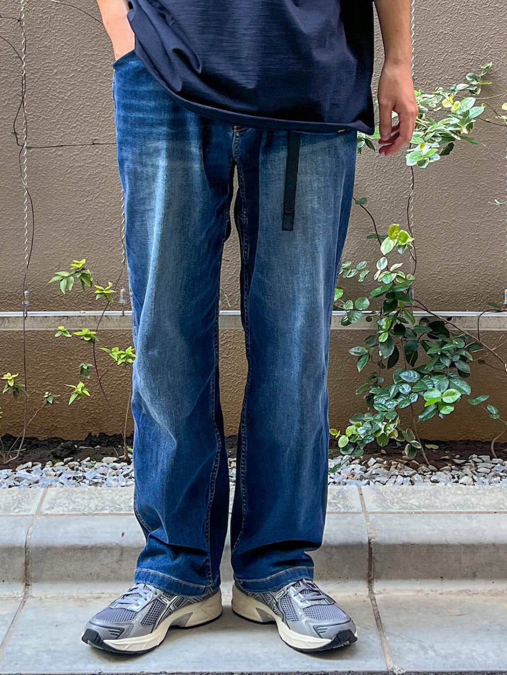 ブルー系のデニムパンツ、グレー系のスニーカー、ブルー系のTシャツ/カットソーを着用したメンズの秋コーディネートの5枚目の写真