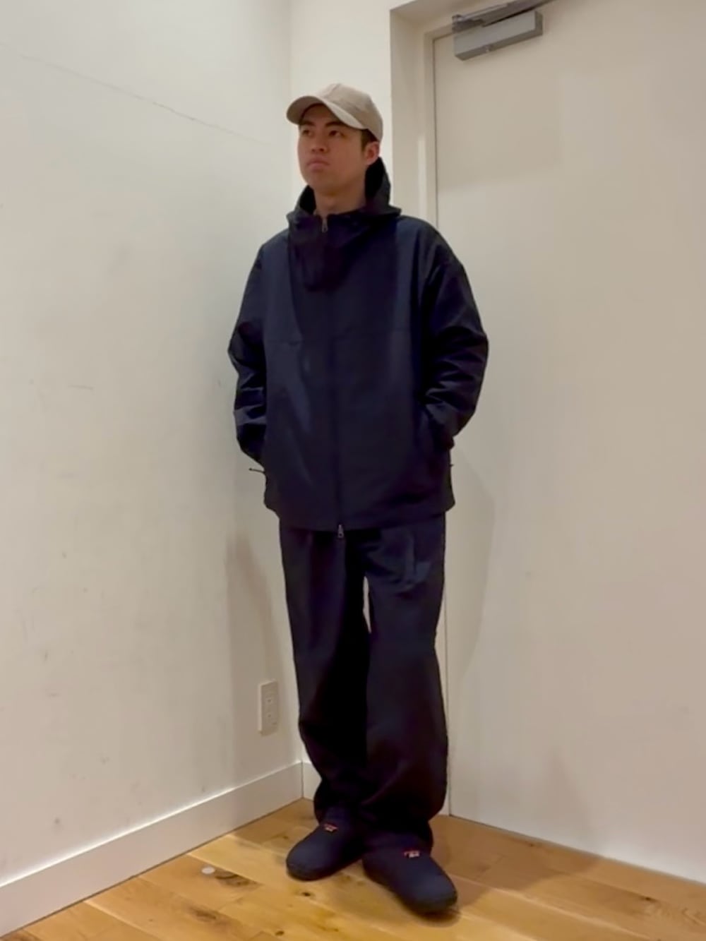 ブルー系のナイロンジャケット、ブルー系のその他パンツ、ブルー系のTシャツ/カットソーを着用したメンズの冬コーディネートの2枚目の写真