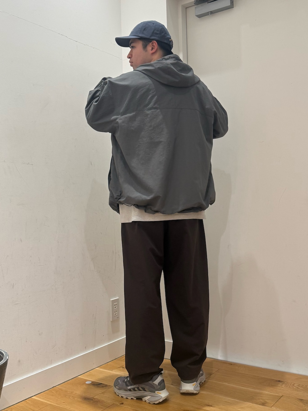 グレー系のナイロンジャケット、グレー系のTシャツ/カットソー、ブラウン系のその他パンツを着用したメンズの春コーディネートの3枚目の写真