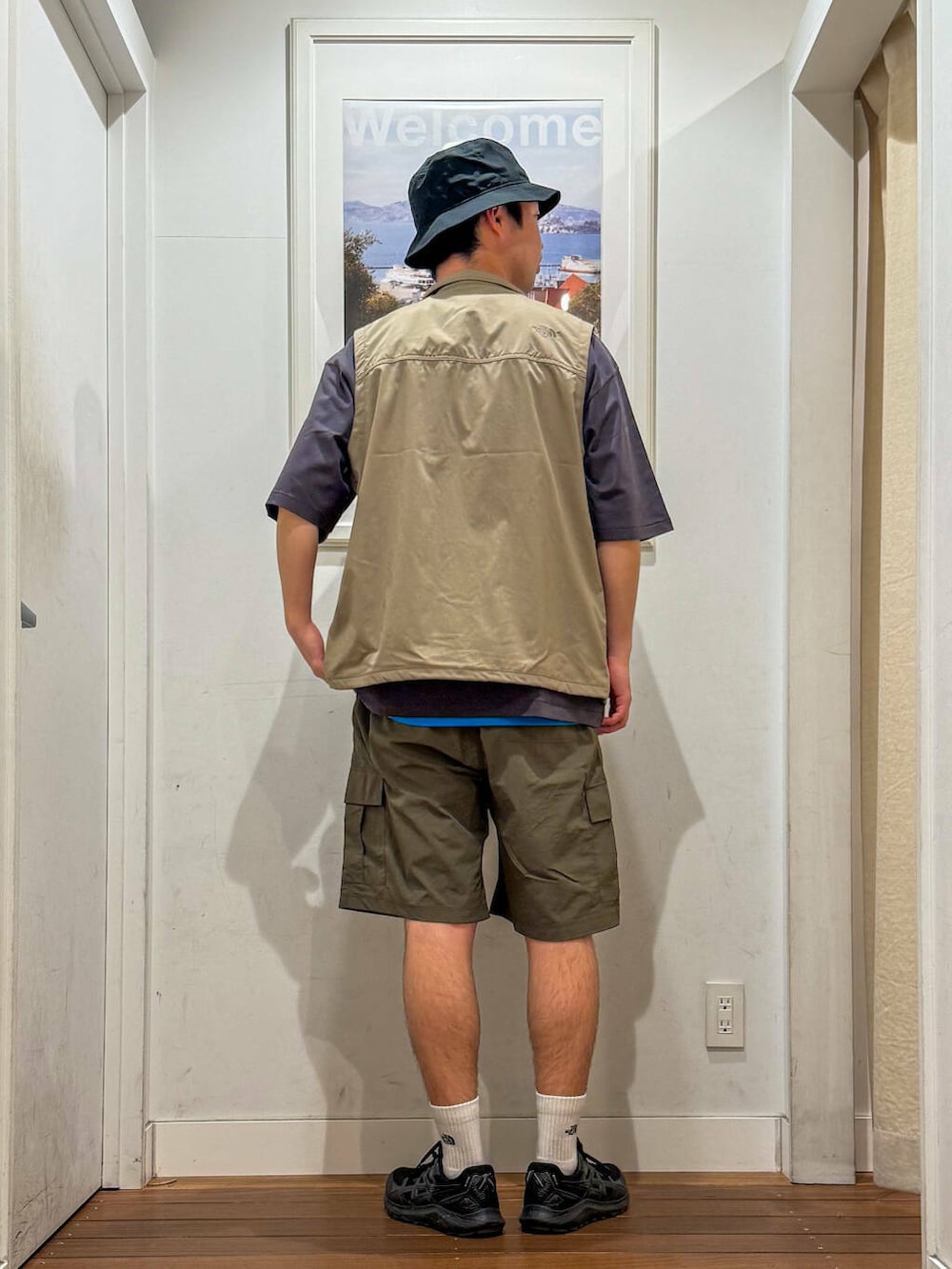 グレー系のTシャツ/カットソー、ベージュ系のベスト、グリーン系のその他パンツを着用したメンズの夏コーディネートの4枚目の写真