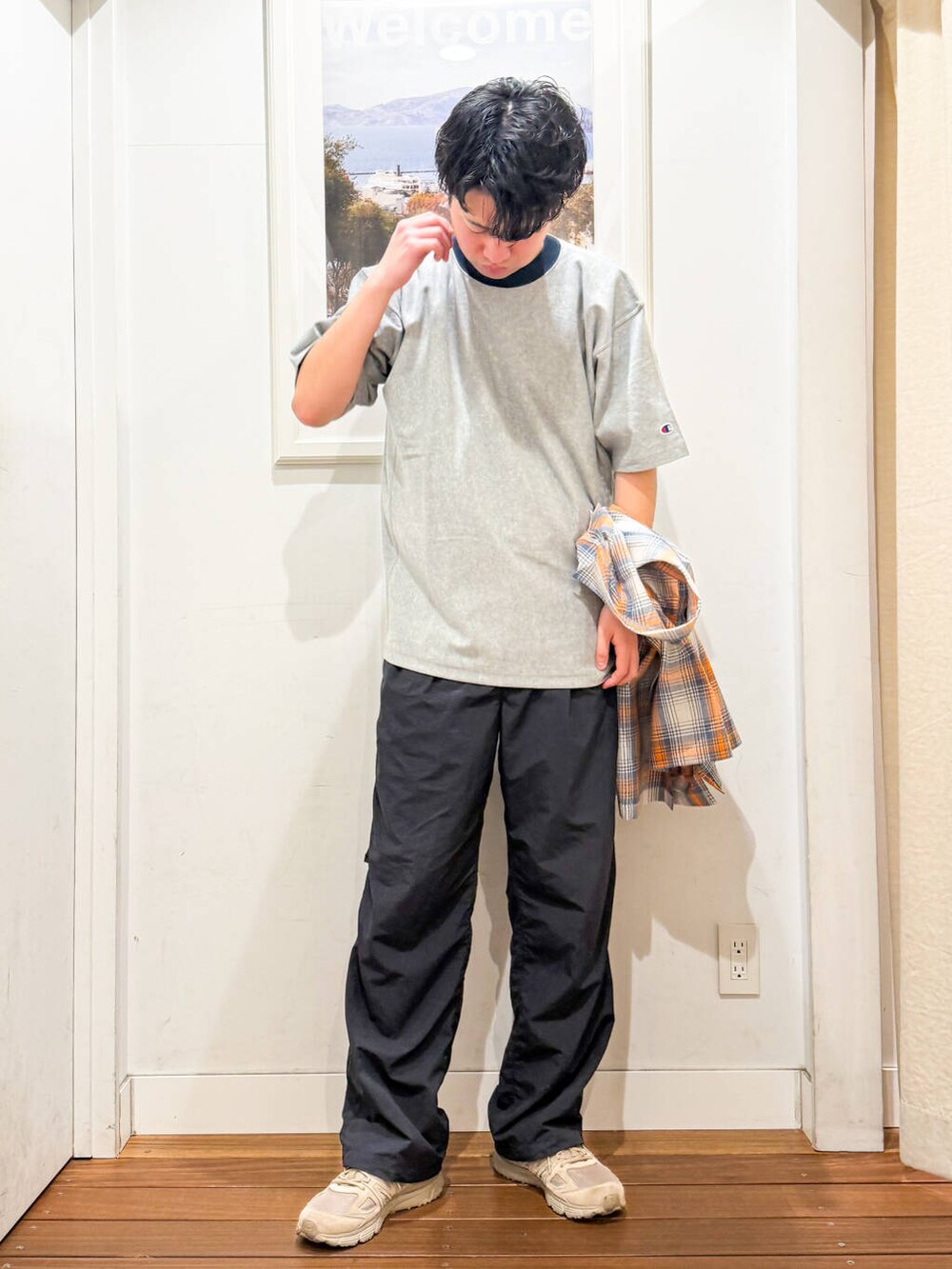 ホワイト系のシャツ/ブラウスを着用したメンズの春コーディネートの3枚目の写真