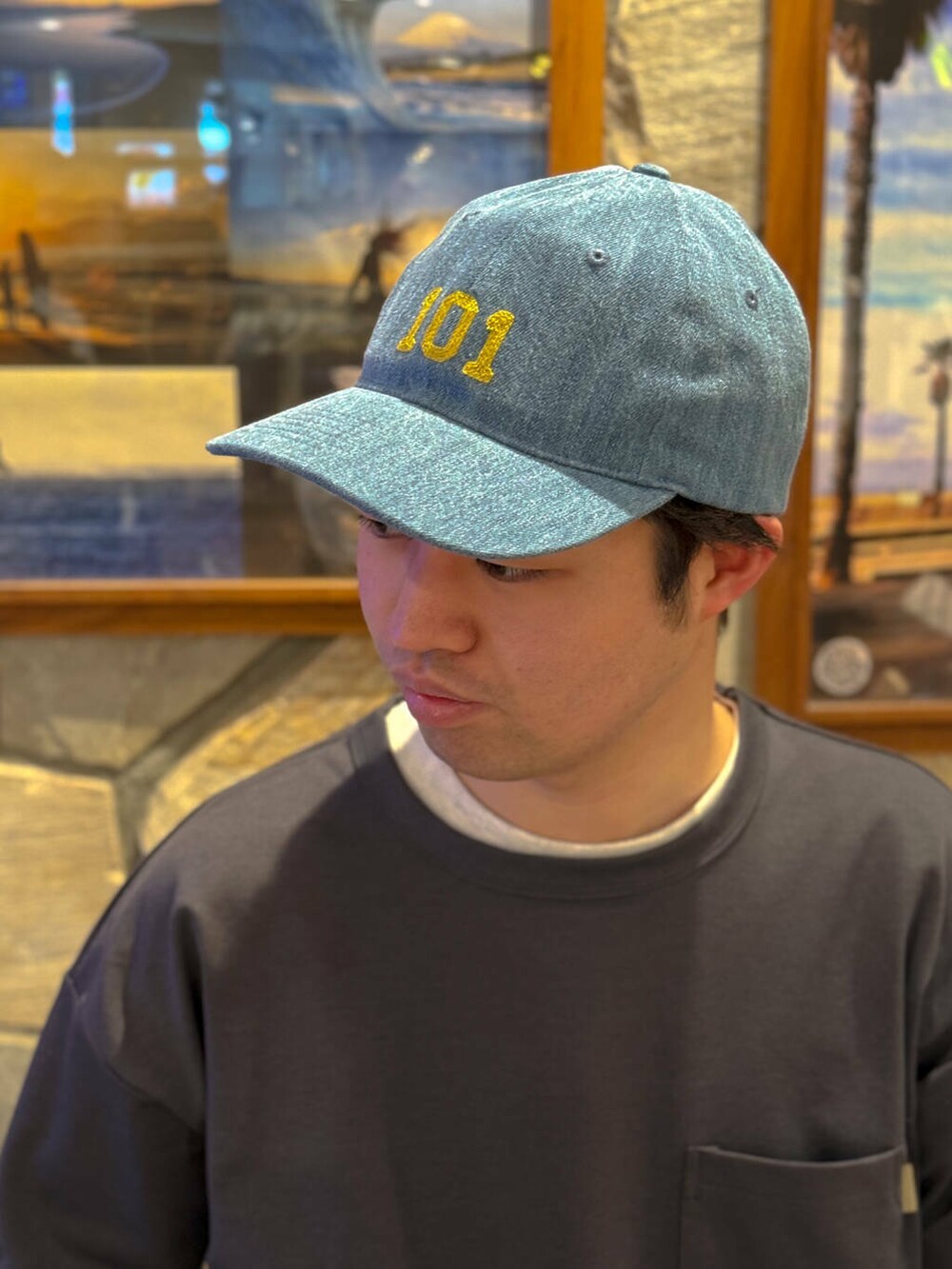 グレー系のTシャツ/カットソー、ブラック系のMA-1、ブルー系のキャップを着用したメンズの春コーディネートの3枚目の写真