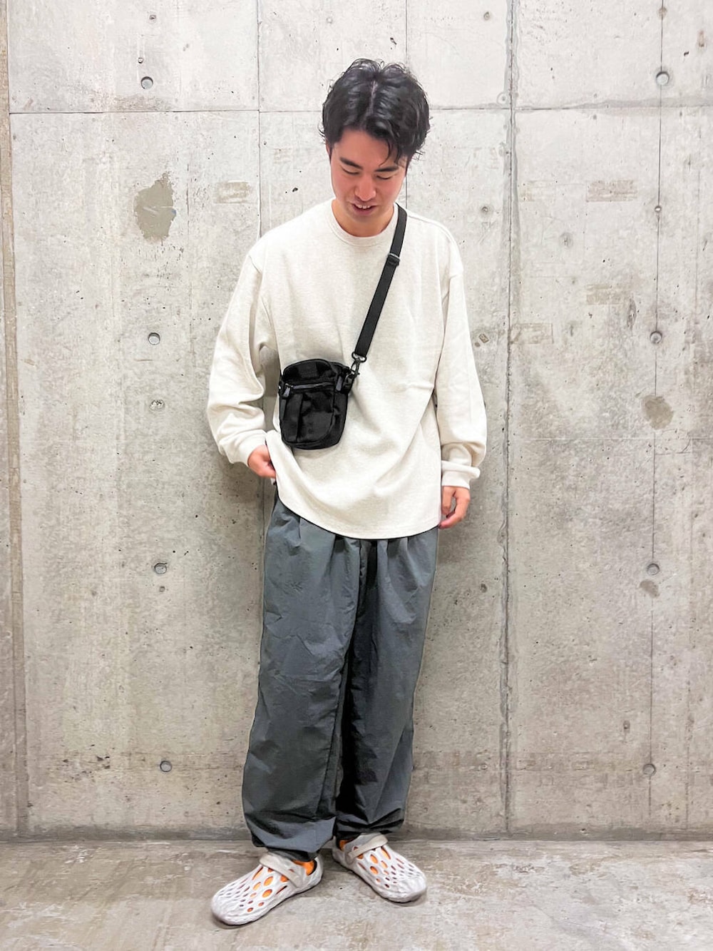 ホワイト系のサンダル、グレー系のその他パンツ、ベージュ系のTシャツ/カットソーを着用したメンズの秋コーディネートの2枚目の写真