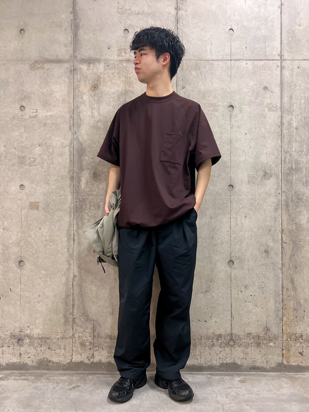 ベージュ系のベスト、ブラウン系のTシャツ/カットソー、ブラック系のその他パンツを着用したメンズの春コーディネートの3枚目の写真