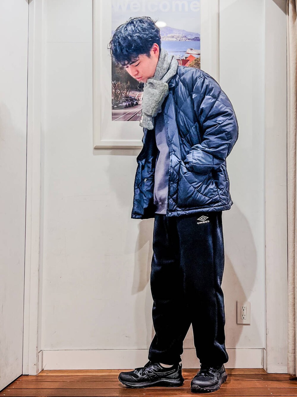 ブラック系のダウンジャケット/コート、ブラック系のその他パンツ、グレー系のスウェットを着用したメンズの冬コーディネートの2枚目の写真