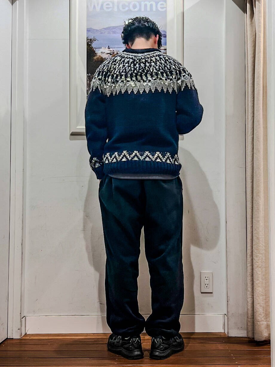 ブラック系のその他パンツ、ブルー系のニット/セーターを着用したメンズの冬コーディネートの3枚目の写真