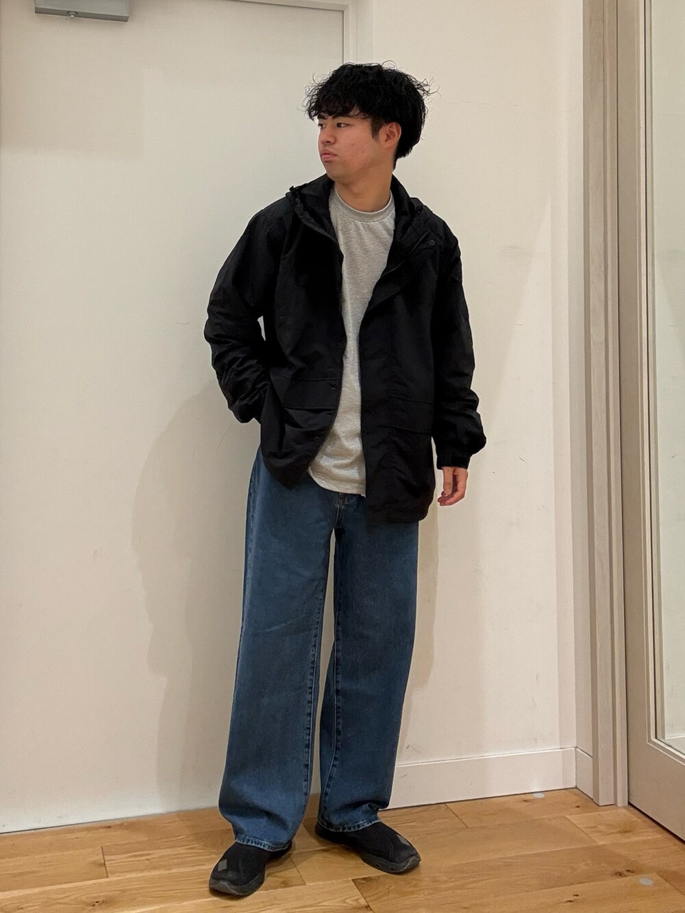 ブラック系のその他アウター、ブルー系のデニムパンツを着用したメンズの秋コーディネートの2枚目の写真