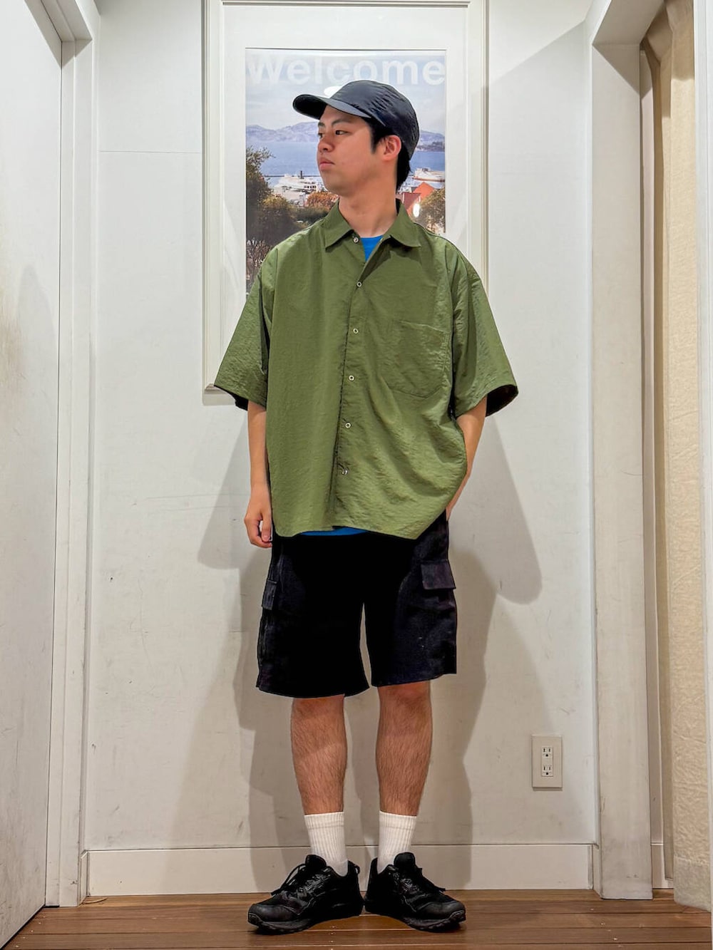 グリーン系のシャツ/ブラウス、ブラック系のその他パンツを着用したメンズの夏コーディネートの2枚目の写真