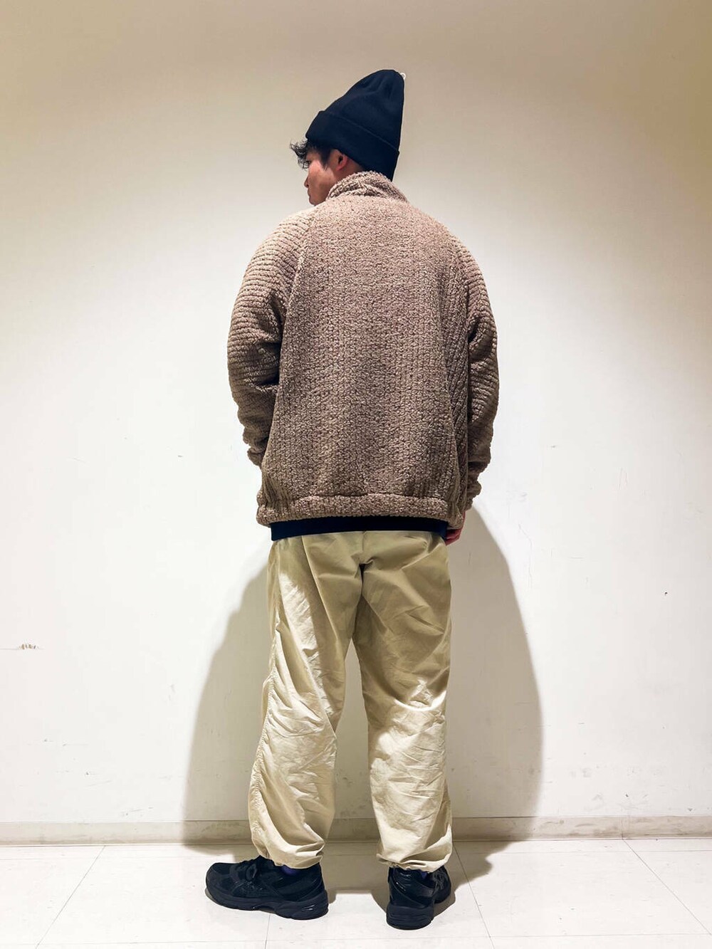 ベージュ系のその他パンツ、ブルー系のスウェット、ブラウン系のブルゾンを着用したメンズの秋コーディネートの2枚目の写真