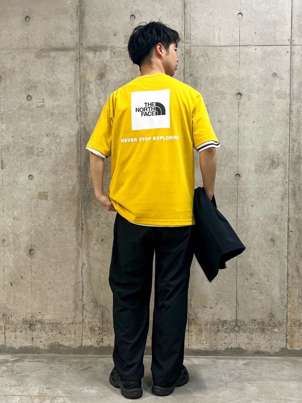 ブラック系のシャツ/ブラウス、イエロー系のTシャツ/カットソー、ブラック系のその他パンツを着用したメンズの春コーディネートの2枚目の写真
