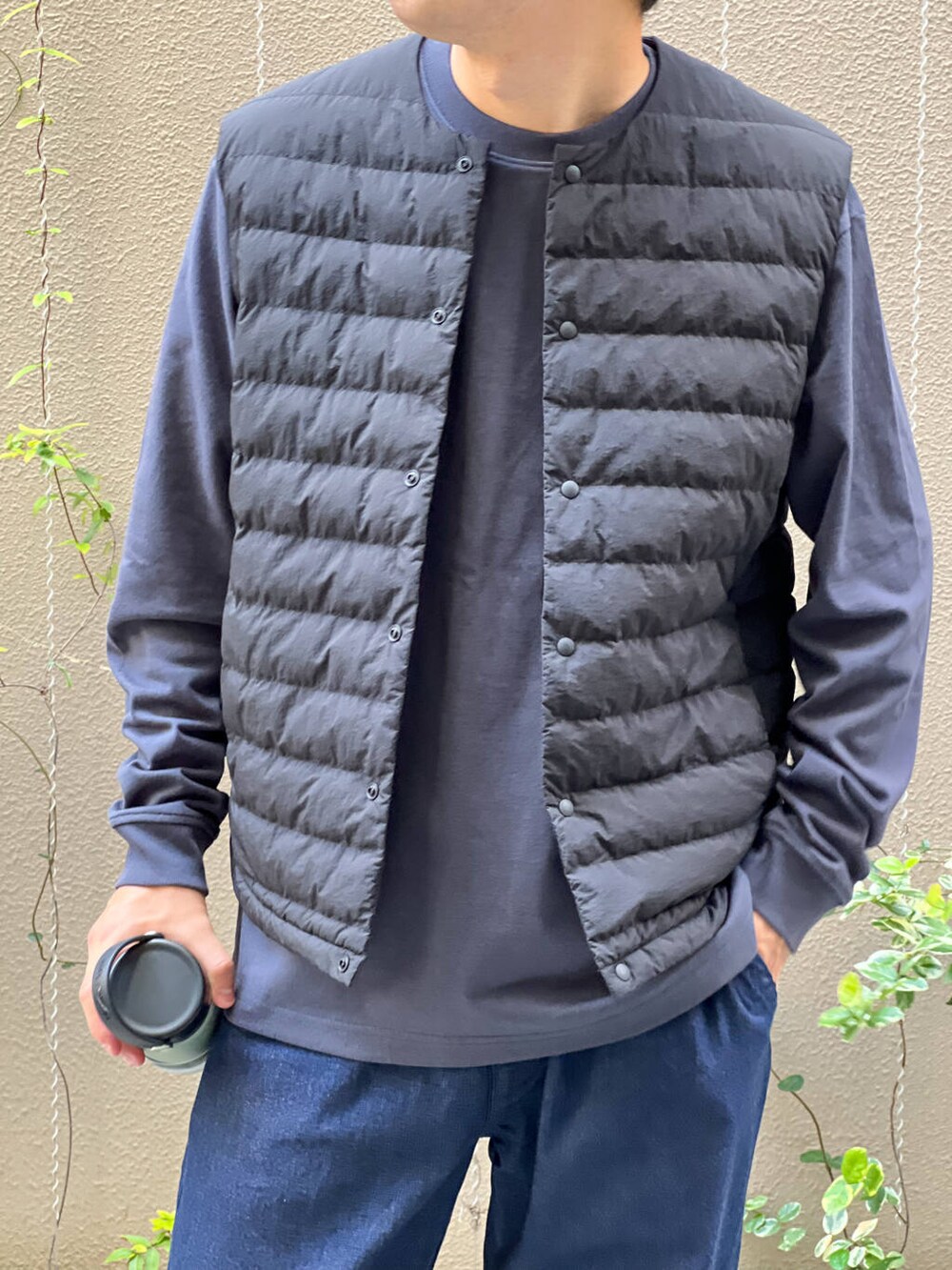ブルー系のデニムパンツ、グレー系のTシャツ/カットソー、グレー系のTシャツ/カットソーを着用したメンズの秋コーディネートの4枚目の写真