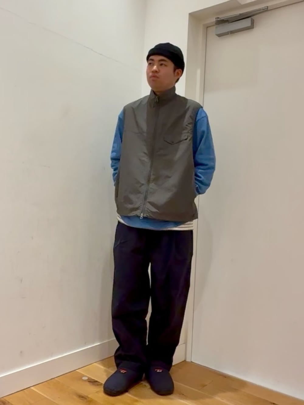 グレー系のナイロンジャケット、ブルー系のTシャツ/カットソー、ブルー系のその他パンツを着用したメンズの冬コーディネートの2枚目の写真