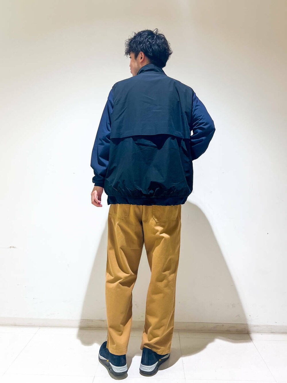 イエロー系のその他パンツ、ブルー系のTシャツ/カットソー、ブラック系のその他アウターを着用したメンズの秋コーディネートの2枚目の写真