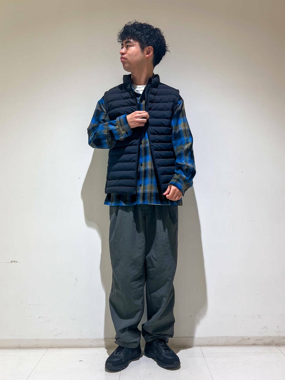 グレー系のその他パンツ、ブラック系のシャツ/ブラウス、ブラック系のスニーカーを着用したメンズの秋コーディネートの2枚目の写真