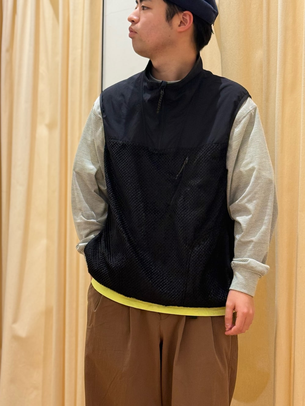 ブラック系のベスト、グレー系のTシャツ/カットソー、ブラウン系のその他パンツを着用したメンズの冬コーディネートの3枚目の写真