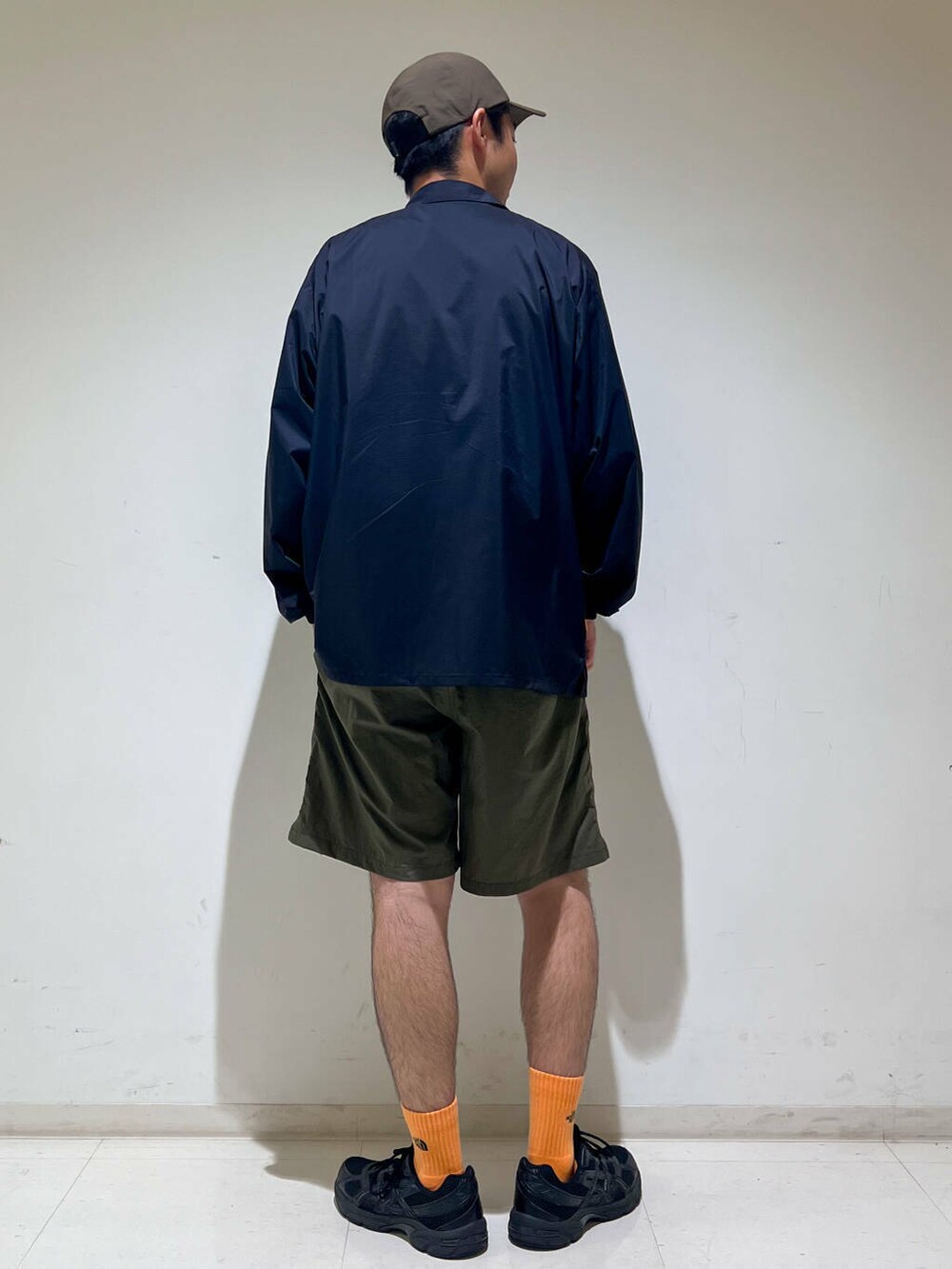 ブラック系のTシャツ/カットソー、グリーン系のその他パンツ、ブラック系のシャツ/ブラウスを着用したメンズの秋コーディネートの3枚目の写真