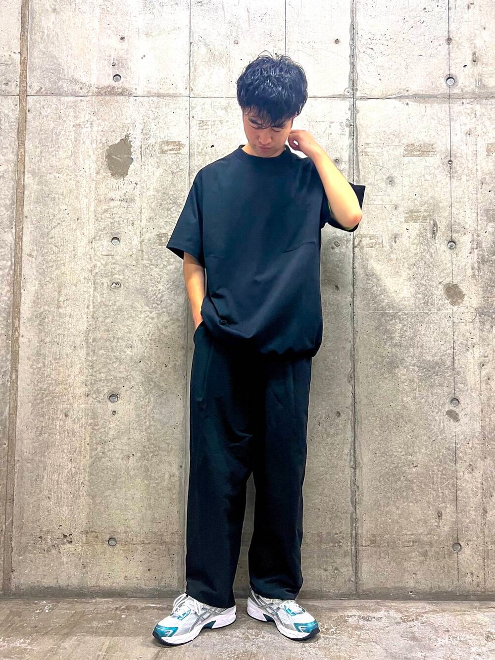 ブラック系のTシャツ/カットソー、ブラック系のその他パンツ、ホワイト系のスニーカーを着用したメンズの夏コーディネートの2枚目の写真