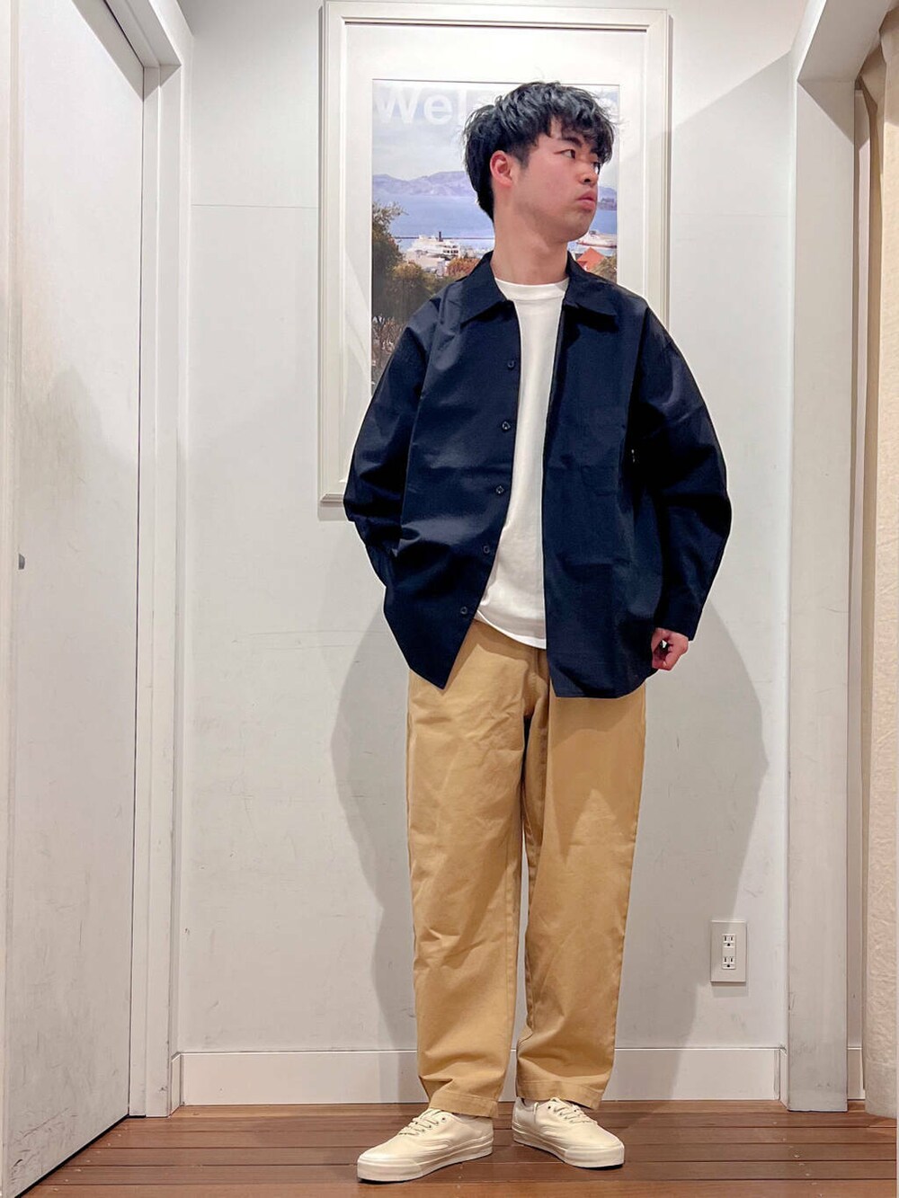 ブラック系のシャツ/ブラウス、ベージュ系のその他パンツ、ホワイト系のスニーカーを着用したメンズの冬コーディネートの2枚目の写真