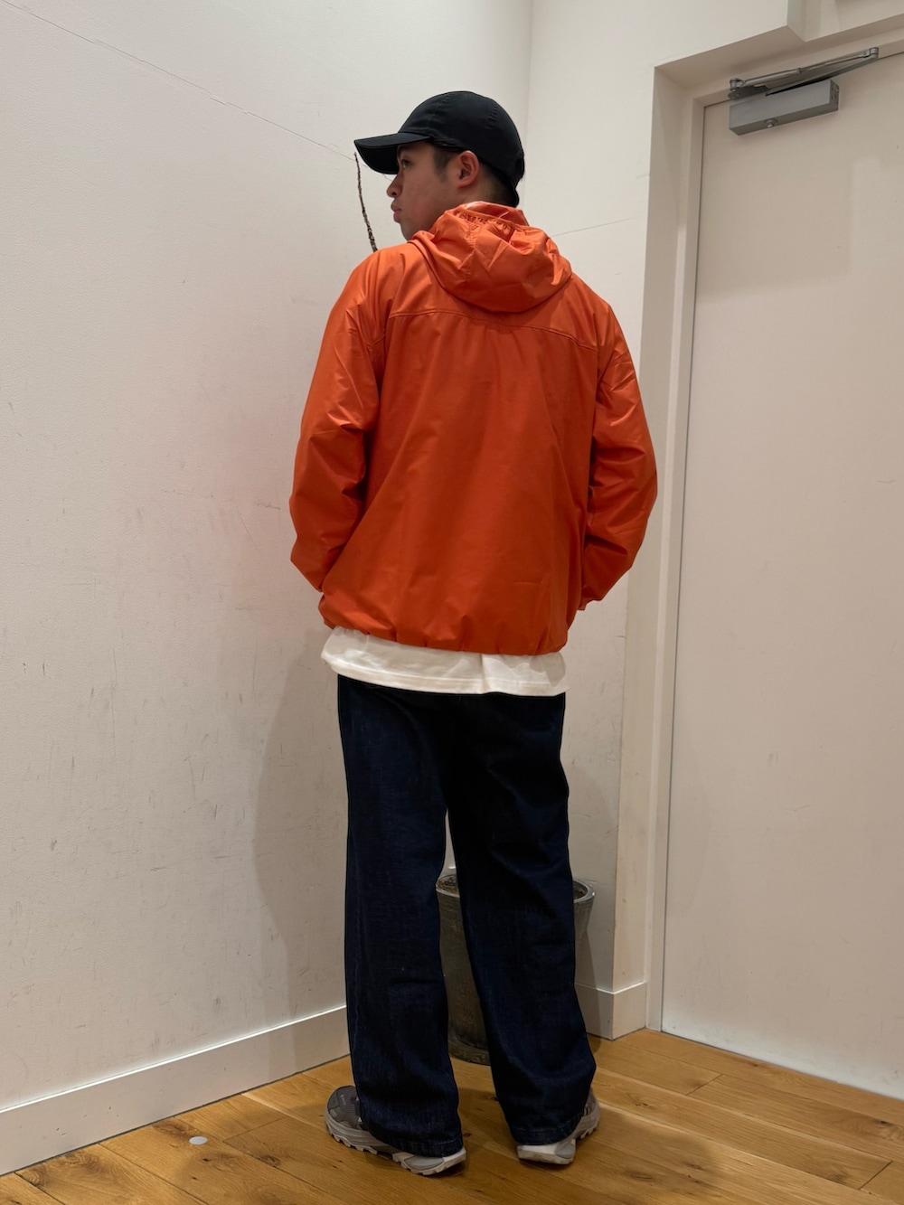 オレンジ系のテーラードジャケット、ホワイト系のTシャツ/カットソー、ブルー系のデニムパンツを着用したメンズの春コーディネートの2枚目の写真