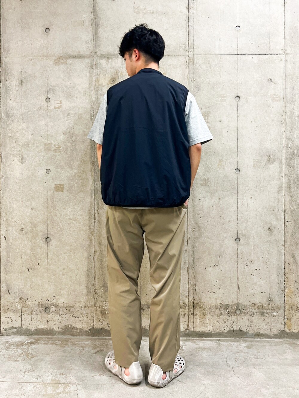 ブラック系のベスト、ブラウン系のその他パンツ、グレー系のTシャツ/カットソーを着用したメンズの春コーディネートの2枚目の写真