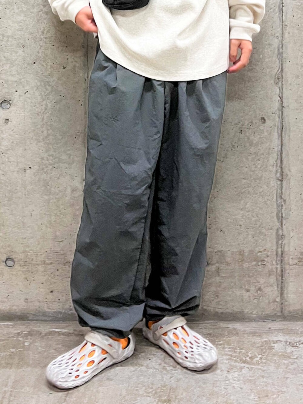 ホワイト系のサンダル、グレー系のその他パンツ、ベージュ系のTシャツ/カットソーを着用したメンズの秋コーディネートの4枚目の写真