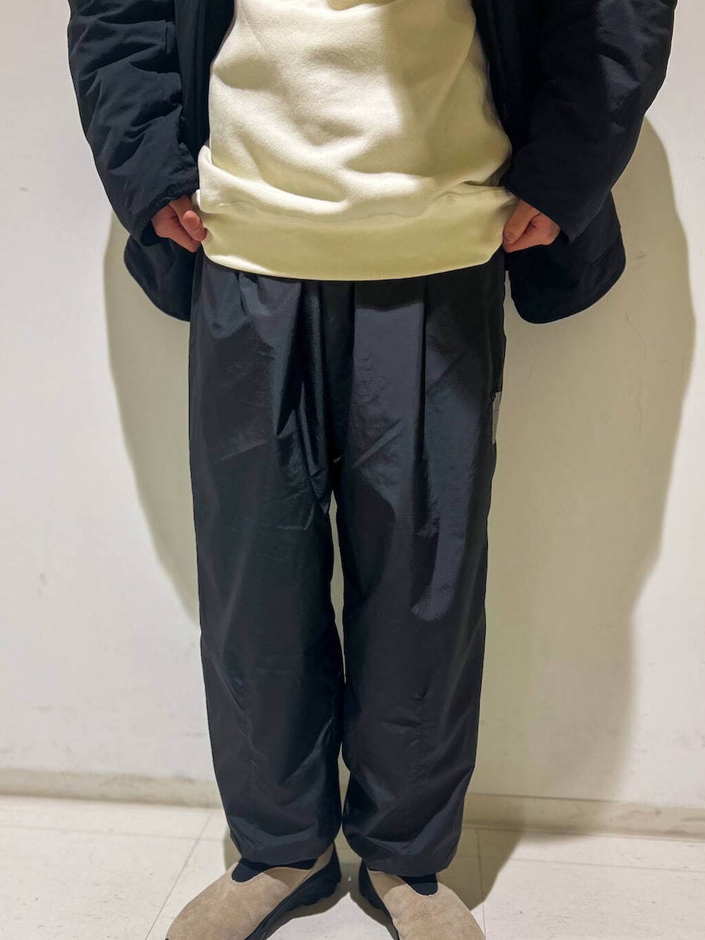 ブラック系のその他パンツ、ブラック系のその他アウター、ホワイト系のスウェットを着用したメンズの秋コーディネートの5枚目の写真