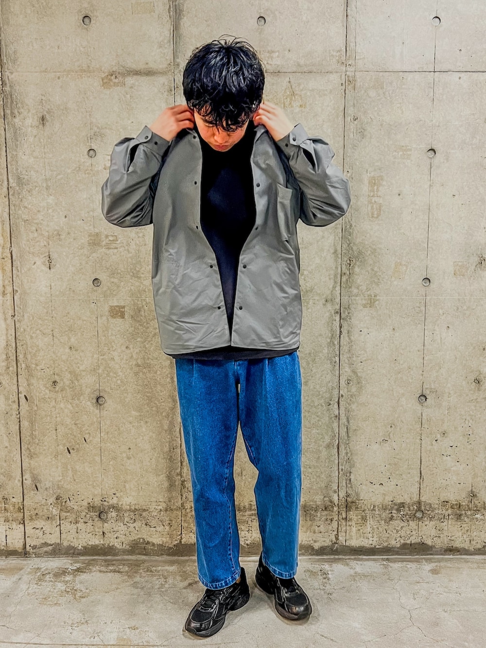 グレー系のTシャツ/カットソー、グレー系のシャツ/ブラウス、ブルー系のその他パンツを着用したメンズの春コーディネートの2枚目の写真