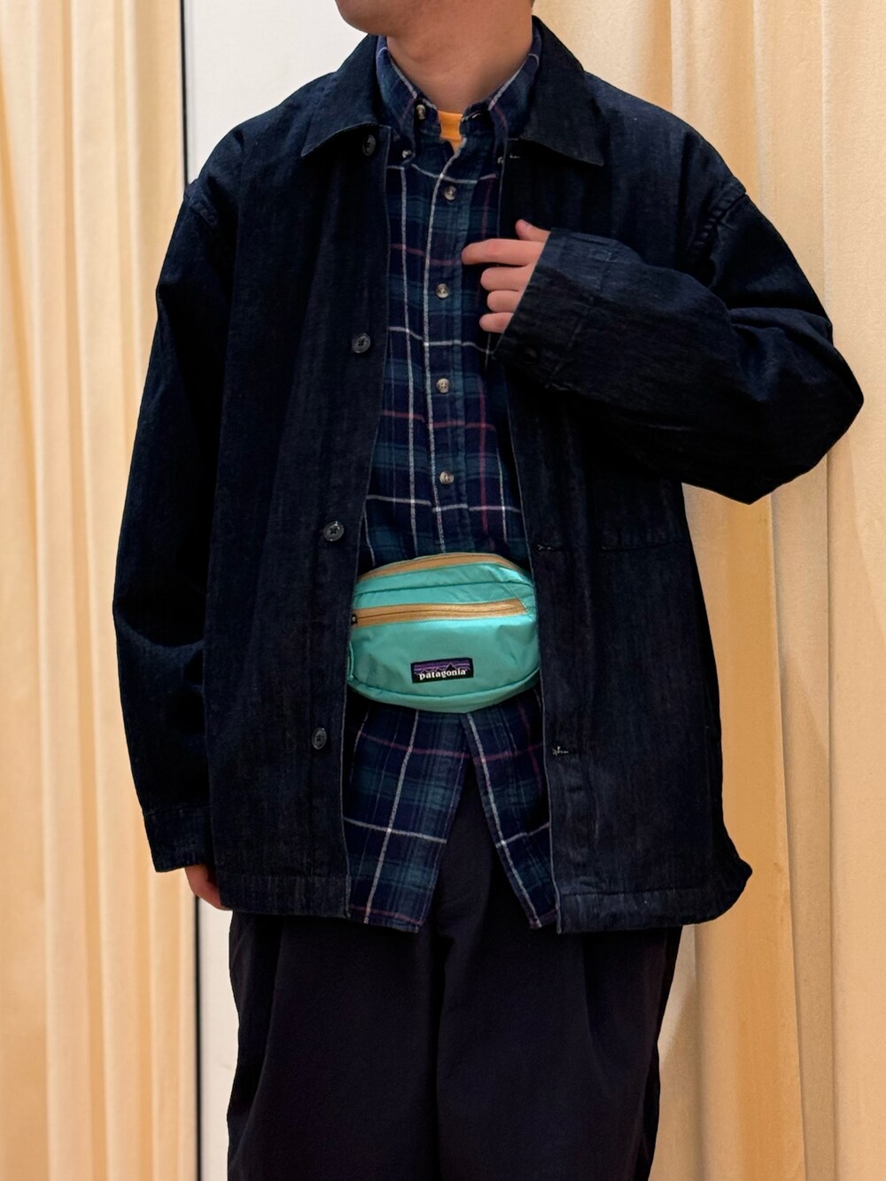 ブルー系のカバーオール、ブルー系のその他パンツ、ホワイト系のキャップを着用したメンズの冬コーディネートの2枚目の写真