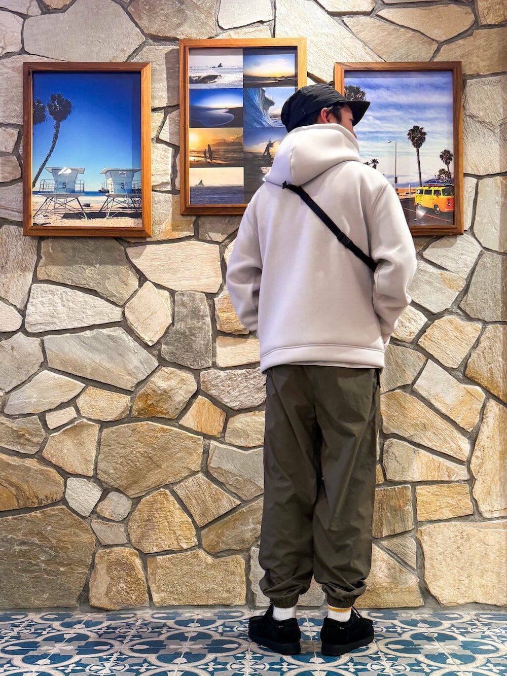 ブラック系のブーツ、グリーン系のその他パンツ、グレー系のショルダーバッグを着用したメンズの春コーディネートの3枚目の写真