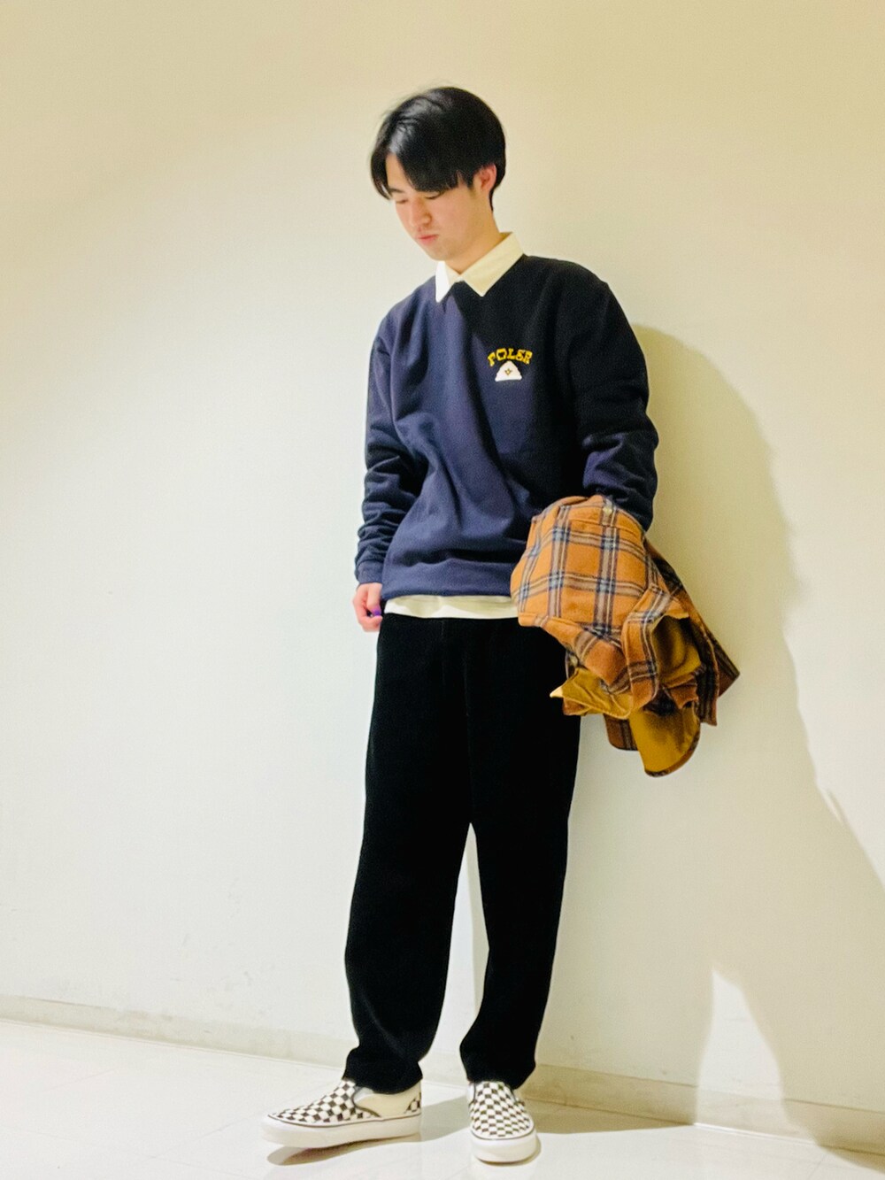 ブルー系のスウェット、ベージュ系のTシャツ/カットソー、ブラック系のその他パンツを着用したメンズの冬コーディネートの2枚目の写真